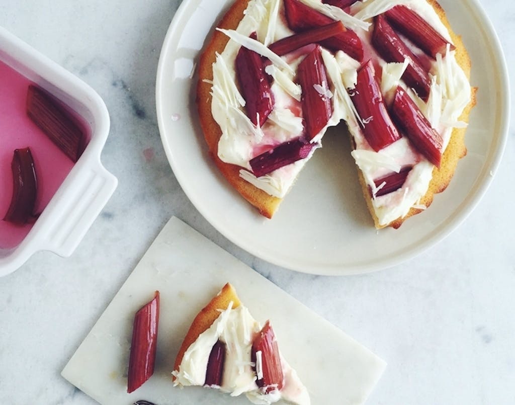 Rabarberkage med vaniljeflødeskum