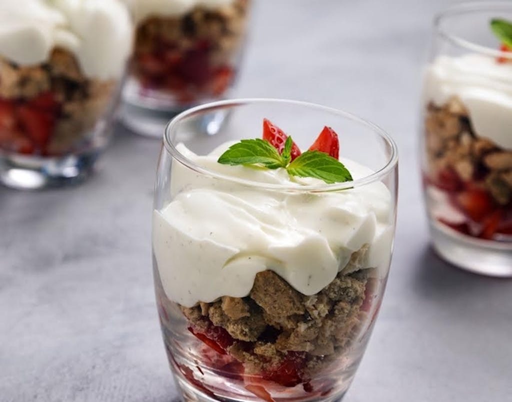 Trifli med søde jordbær og flødeskum