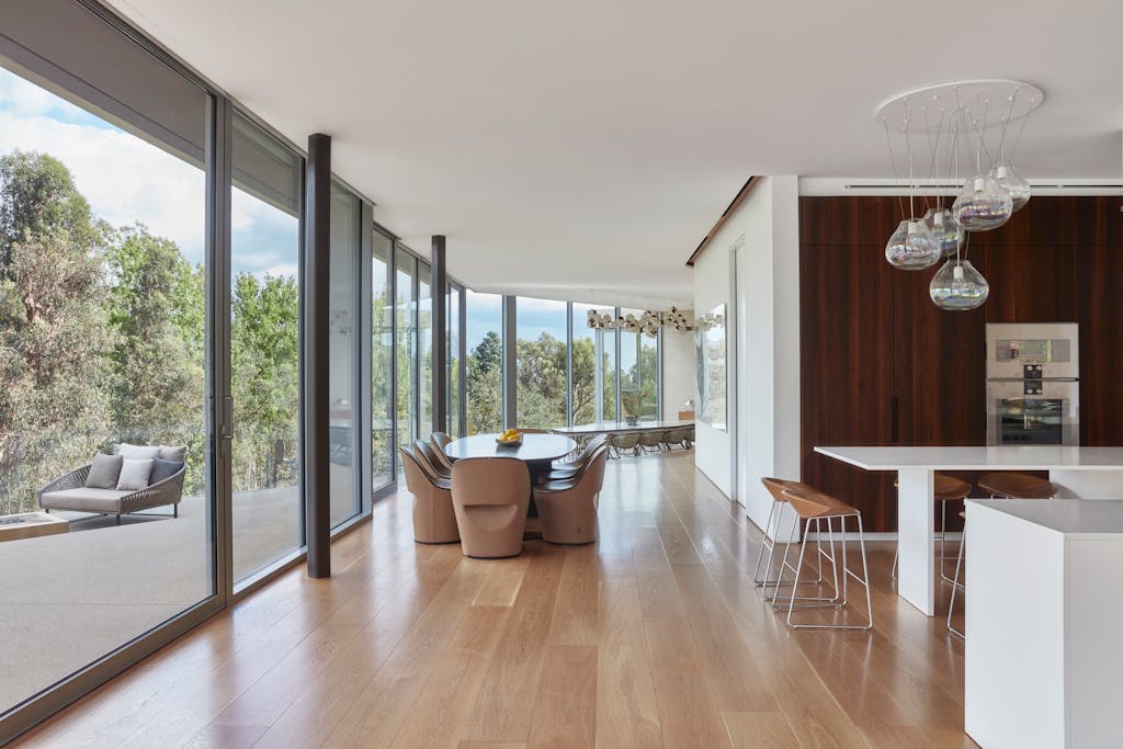 barstoler Mick fra Montis, Lampe fra Curated, Eddy-stoler fra Pearson Lloyd fra Tacchin