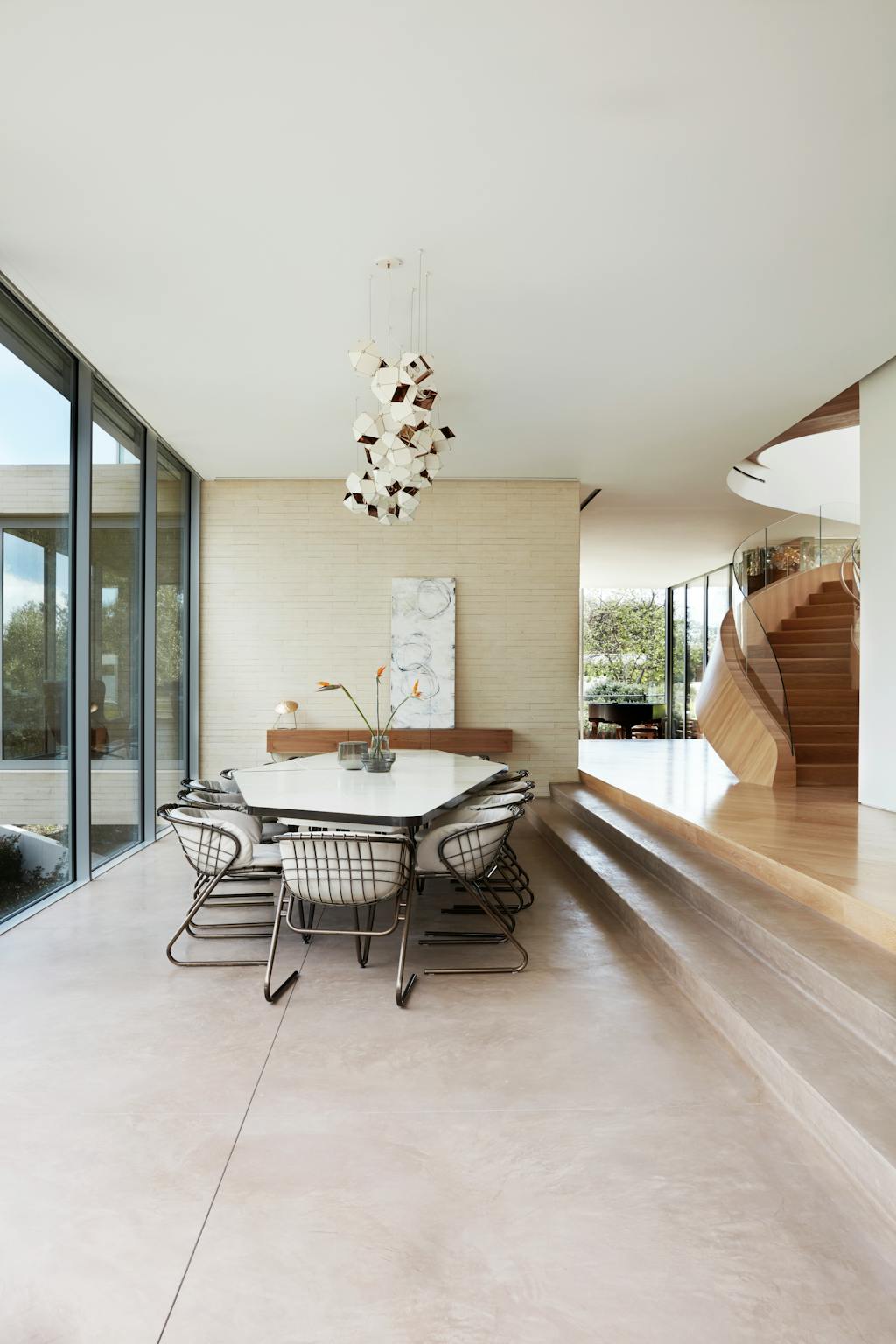  vintage Gastone Rinaldi-stoler, maleri av Meredith Bingham, lampe av Gabriel Scott