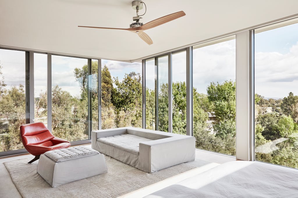 sofagruppe og rød lenestol