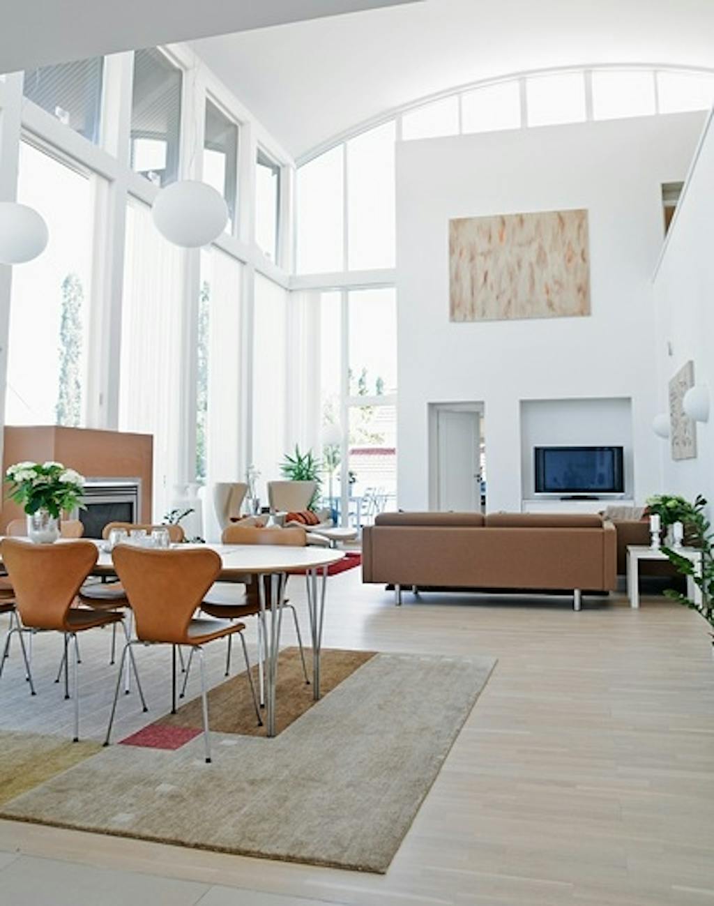 Stuen og spisestuen er en åpen løsning med full takhøyde.