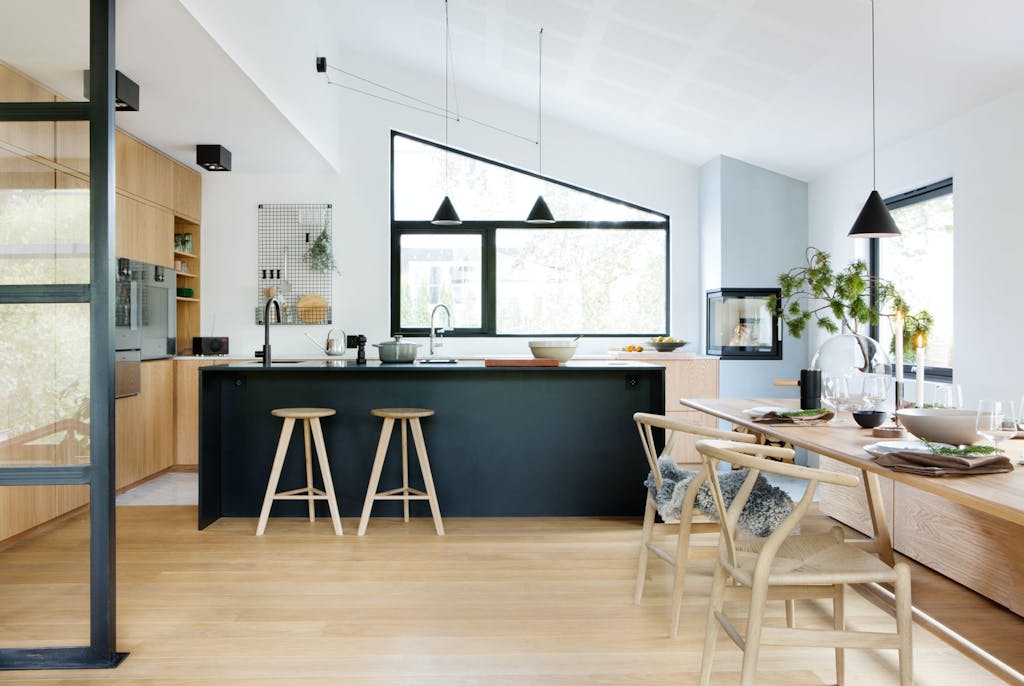 kjøkkenøy, spisebord og sittebenk 