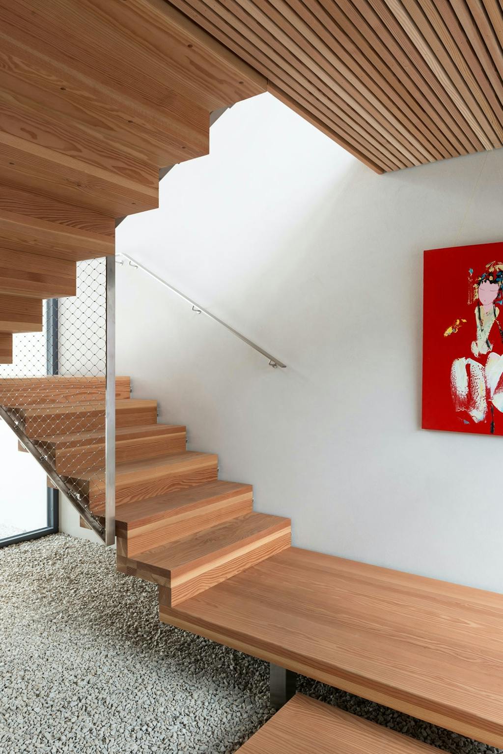 Inne, men ute i trappen 