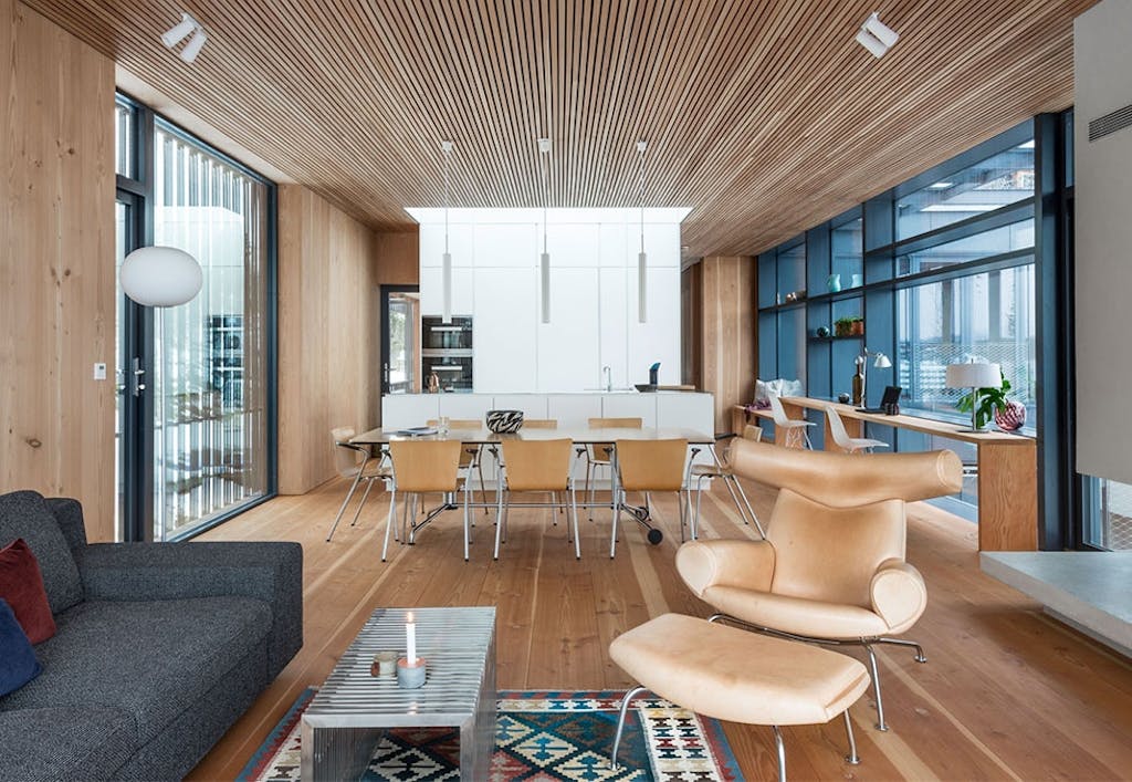 Stort allrom med store vindusflater og gyllent treverk