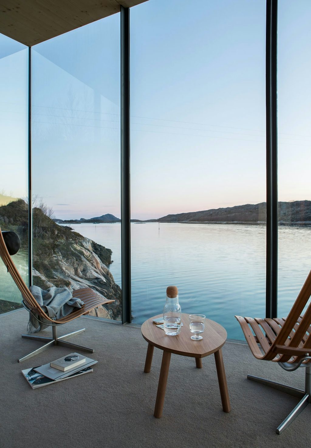 Utsikt fra Manshausen hotell i Nord-norge. Skandia-stoler og Muuto-karaffel