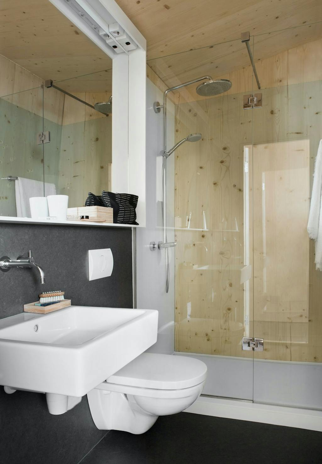 Badet i en av hyttene på Manshausen i Steigen med furuvegger