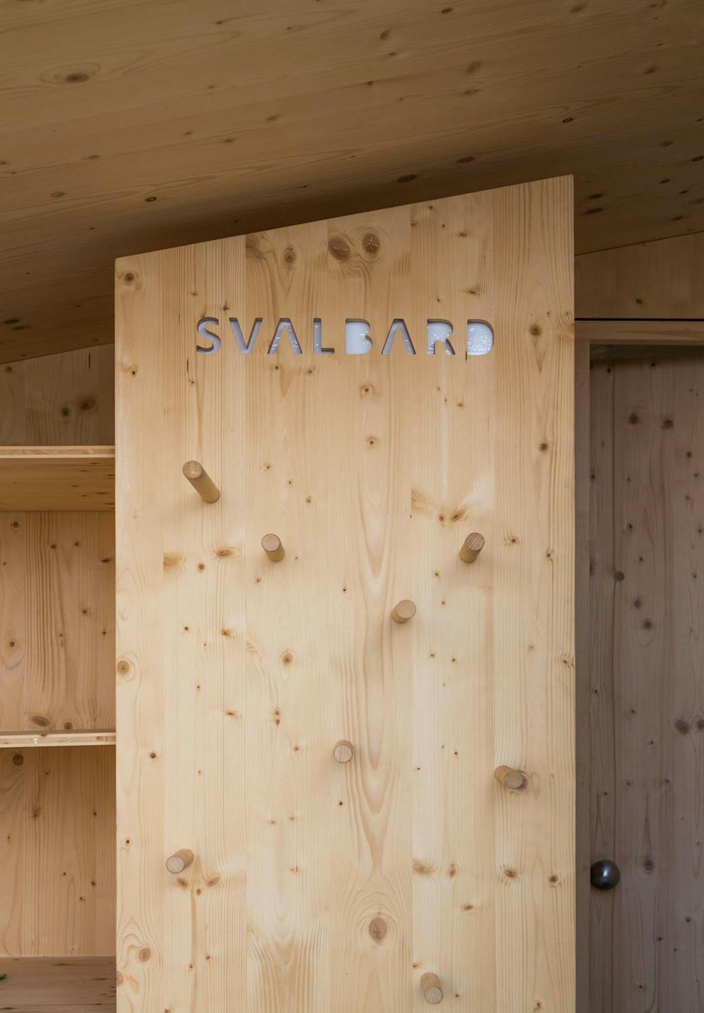 Entreen i furu på hotell Manshausen i Steigen i Nord-Norge