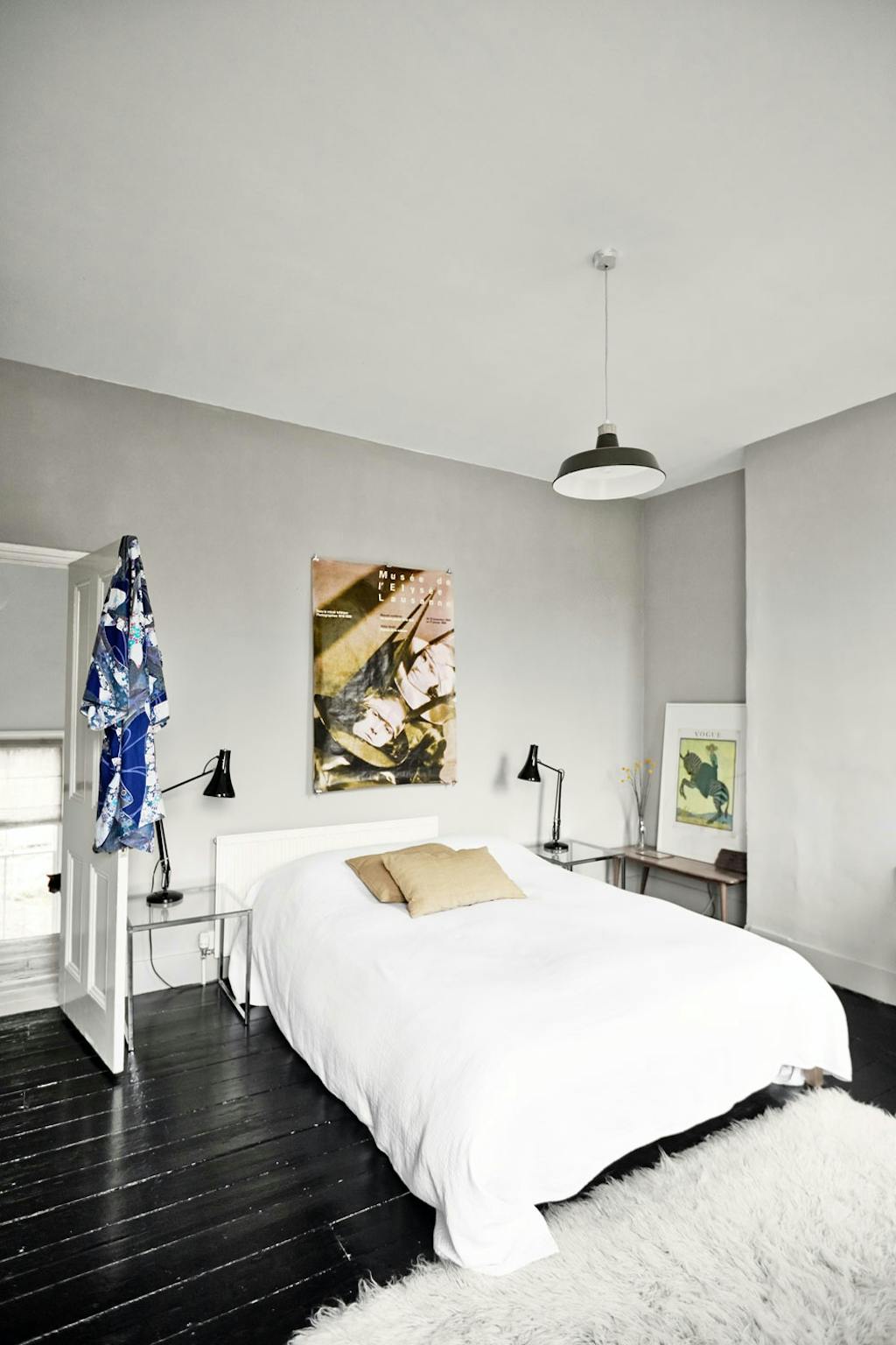 Svartmalt gulv på soverommet