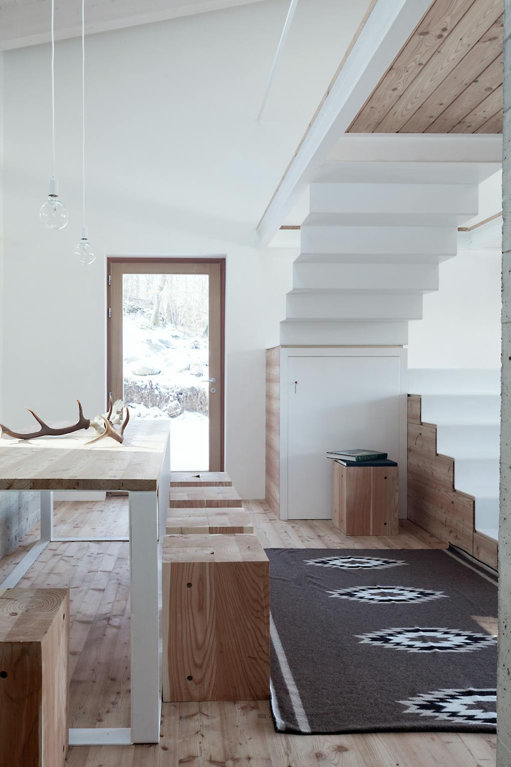 Rene linjer med hvite detaljer og lyst treverk. 