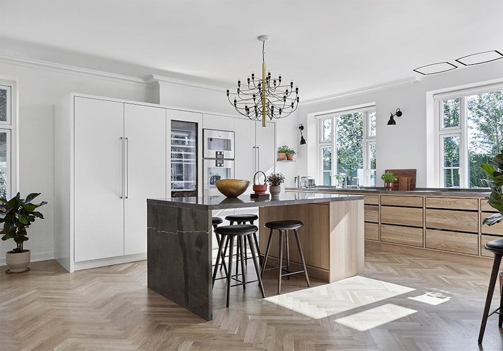 kjøkken med fiskebensparkett