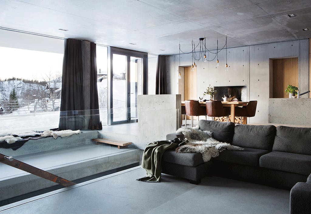 Store vindusflater gir mye lys og fin utsikt