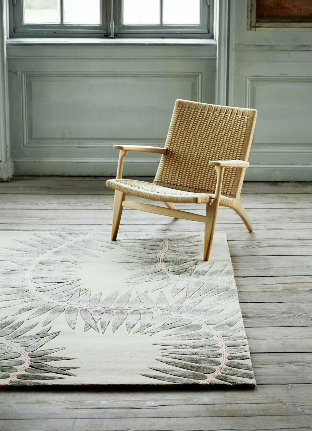 Beige og grått gulvteppe. 