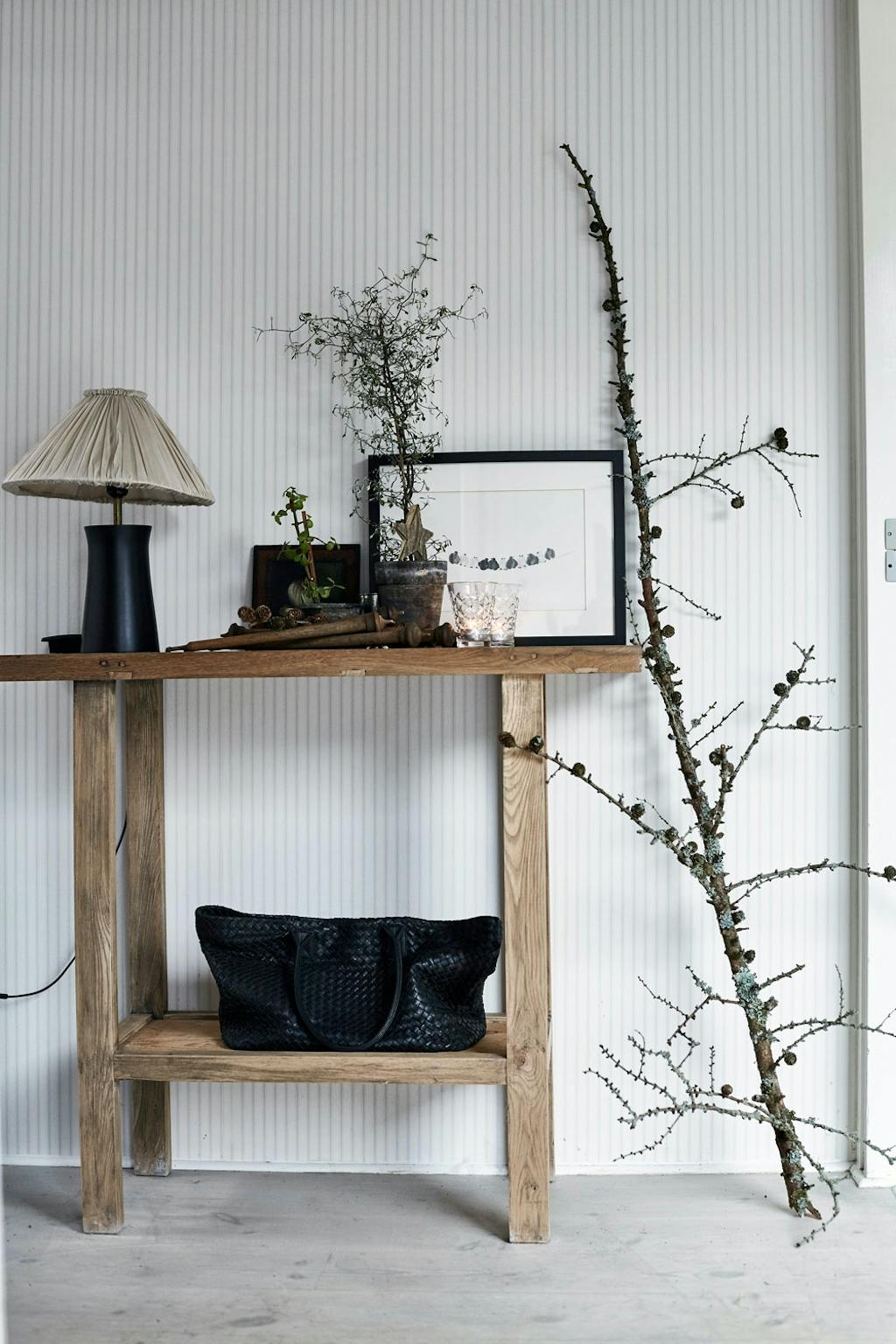 Stripete tapet og julepynt fra naturen. 