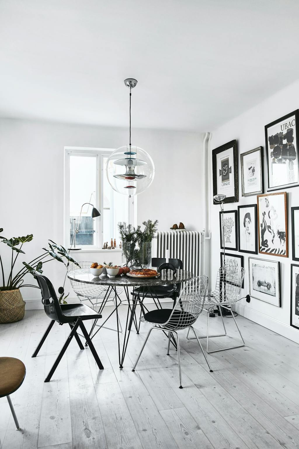 Klassisk og moderne julepynt. 