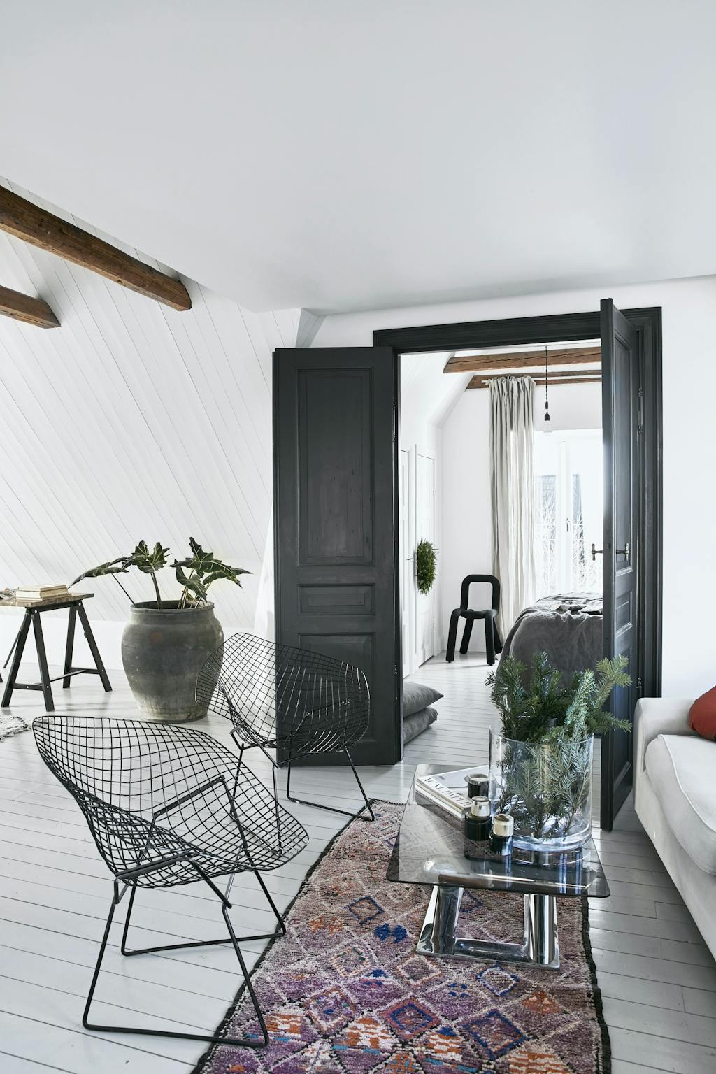 Sorte, doble dører i stua. 