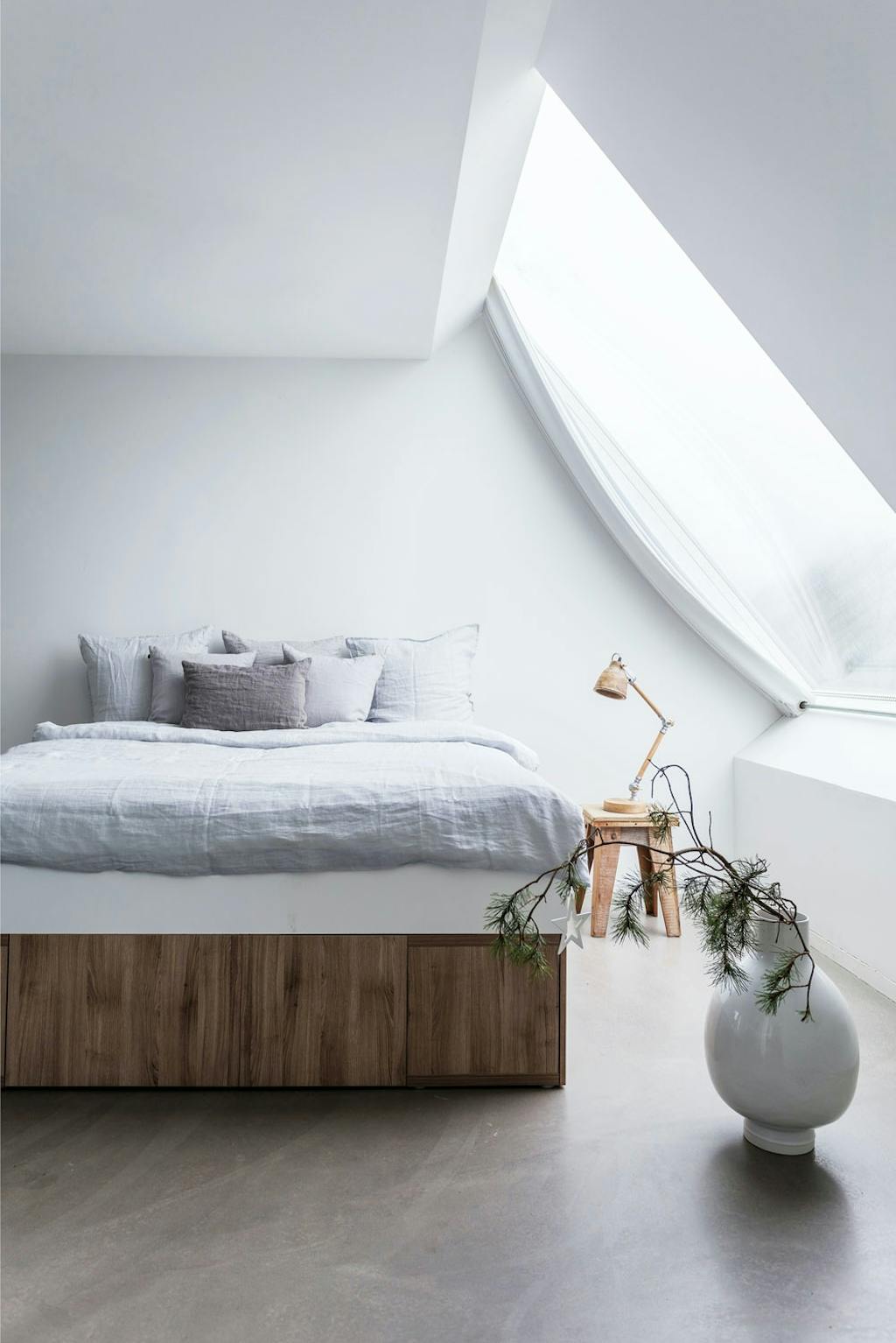 Lyst soverom med stort vindu.