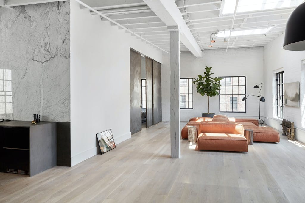 Lys stue med store vinduer 