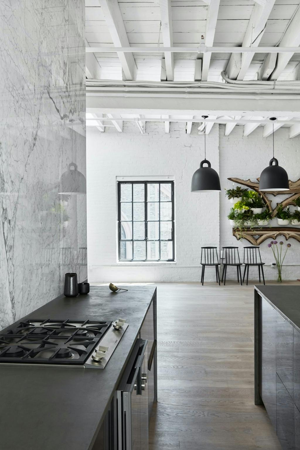 Sort og hvitt kjøkken med sorte lamper