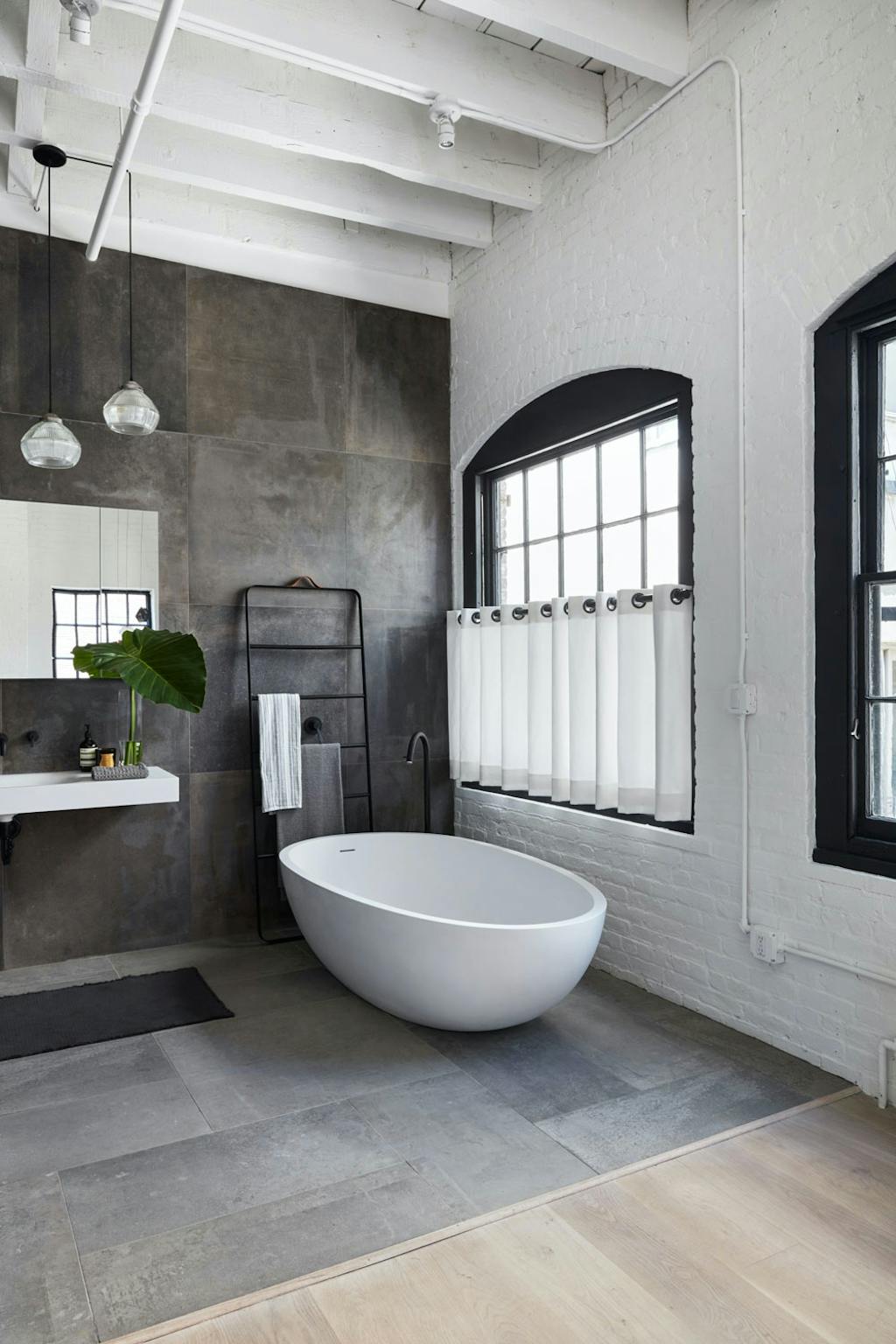 Moderne bad med rundt badekar