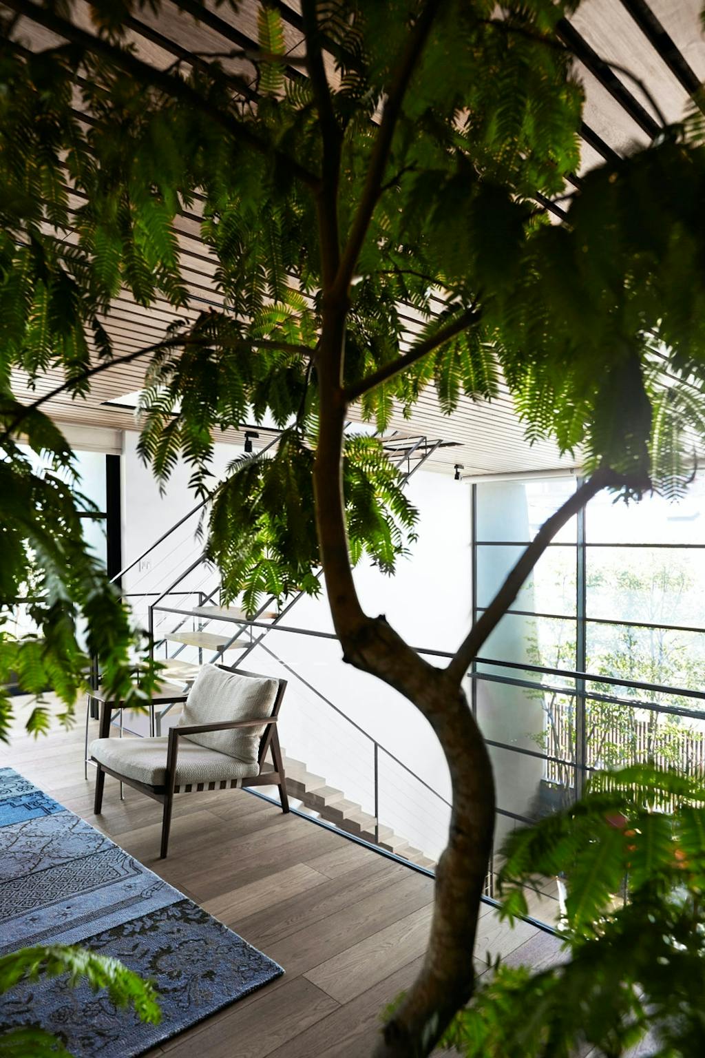 Grønn innredning med trær