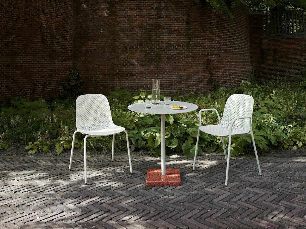 Ta morgenkaffen ved kafébordet