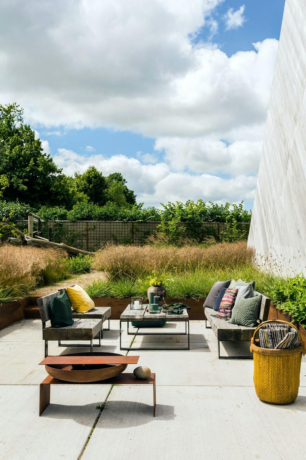 Fine fargeklatter til rått betonggulv