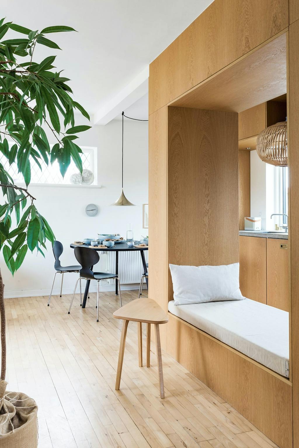 Vakre eikemoduler skiller av stue og kjøkken