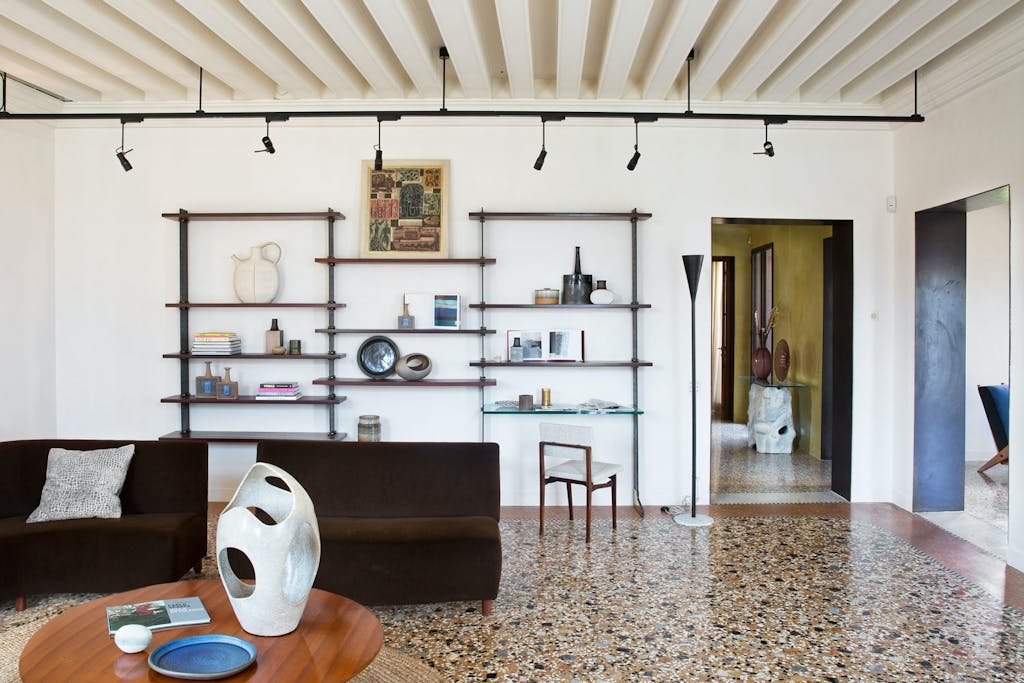 Innredningen følger arkitekturen