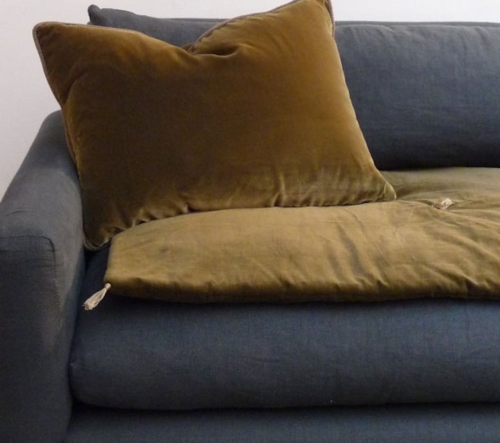 Putetrekk i okergul velur