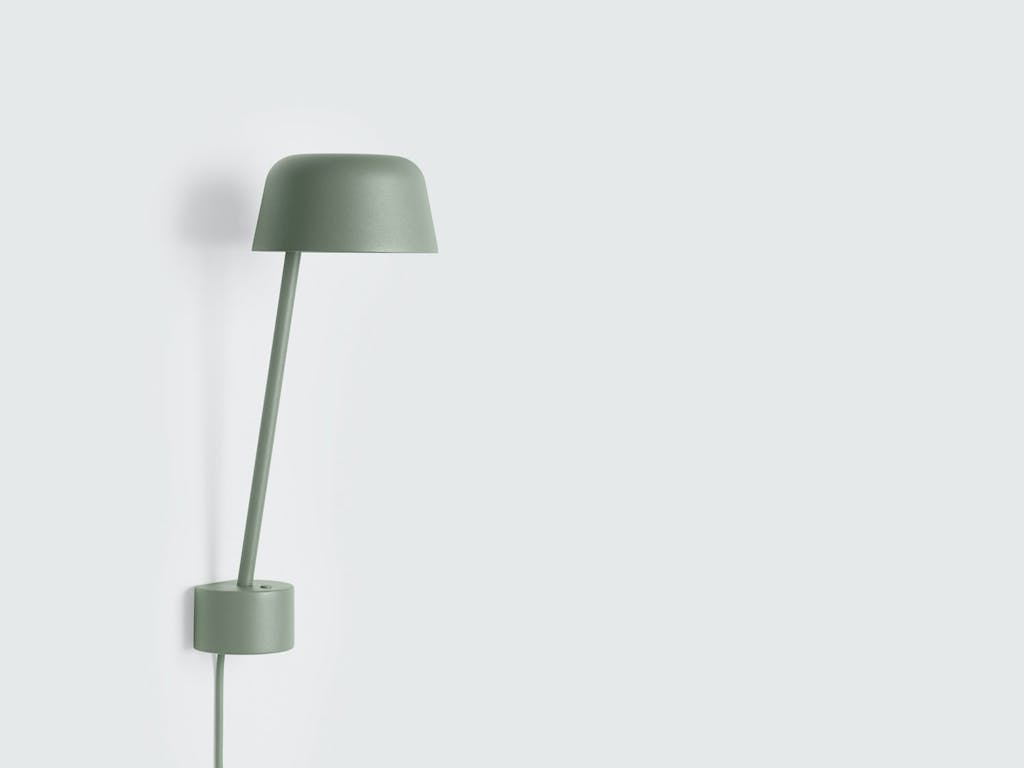 Skulpturell vegglampe