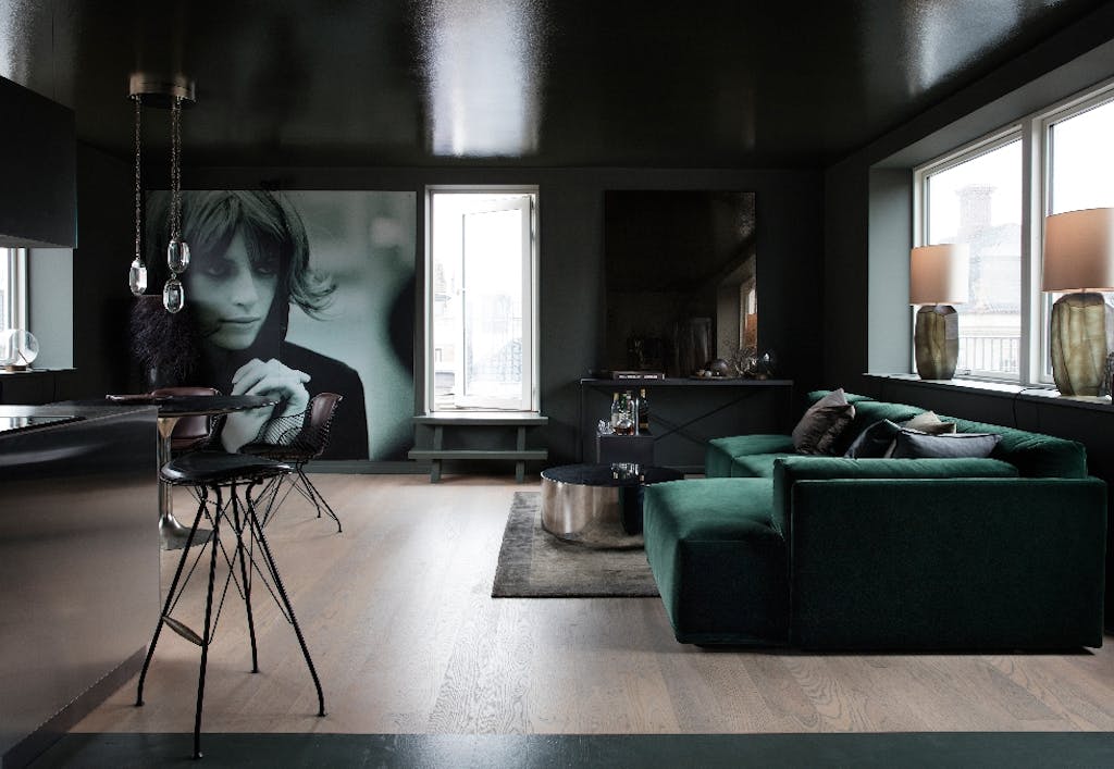 Trendy leilighet i mørke juvelfarger