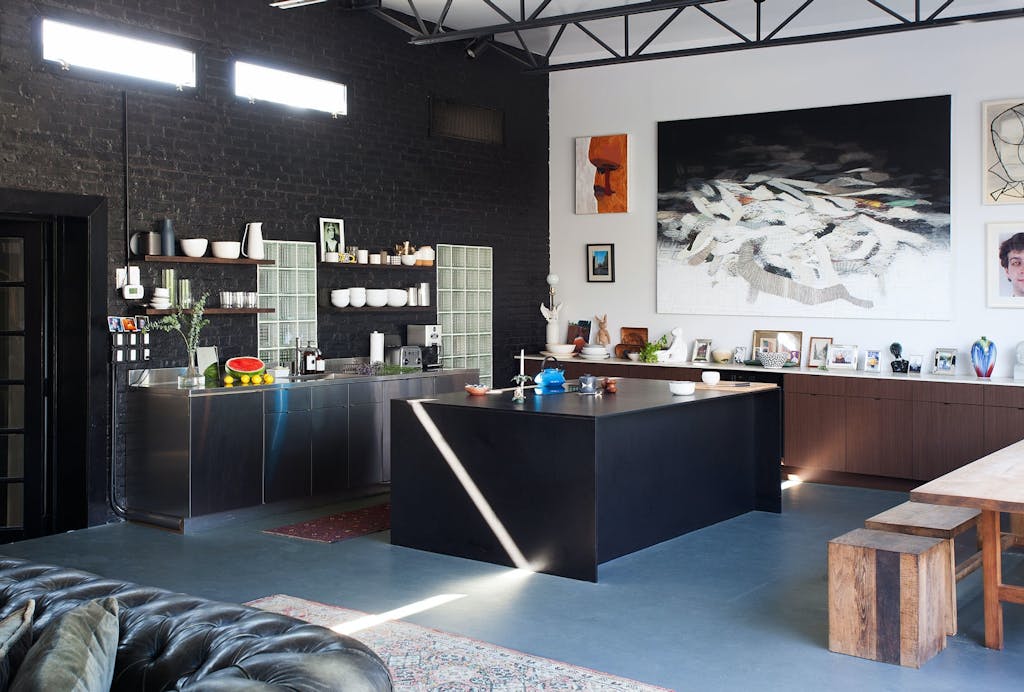 Svart og kunstnerisk kjøkken