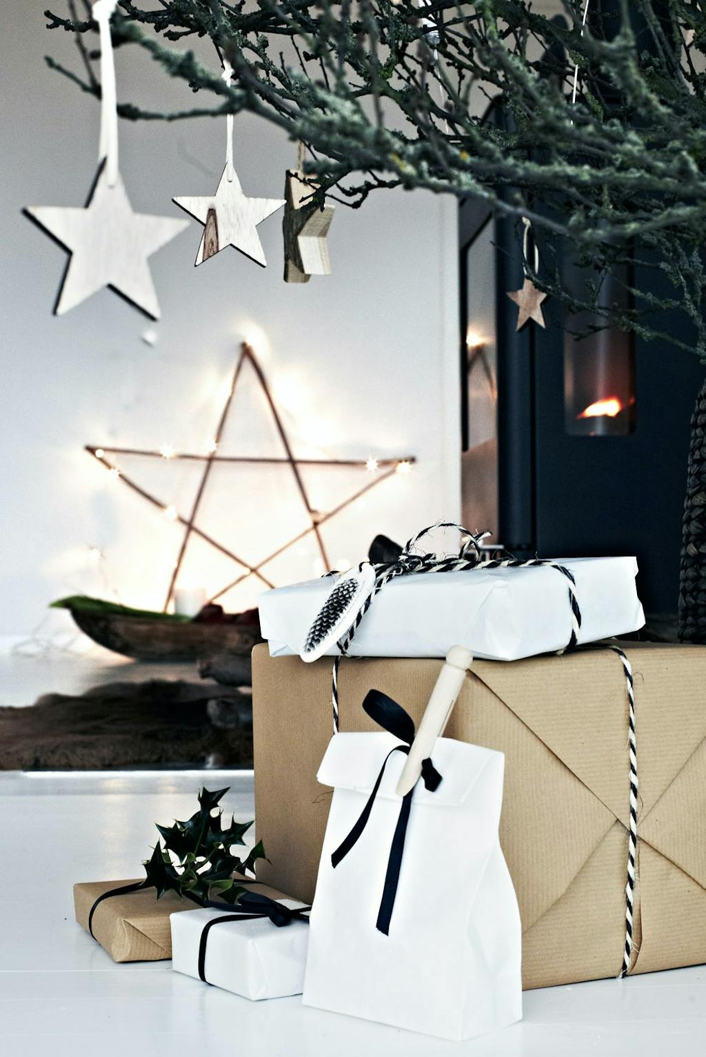 Enkel julepynt med gråpapir og stjerner i minimalistisk hjem