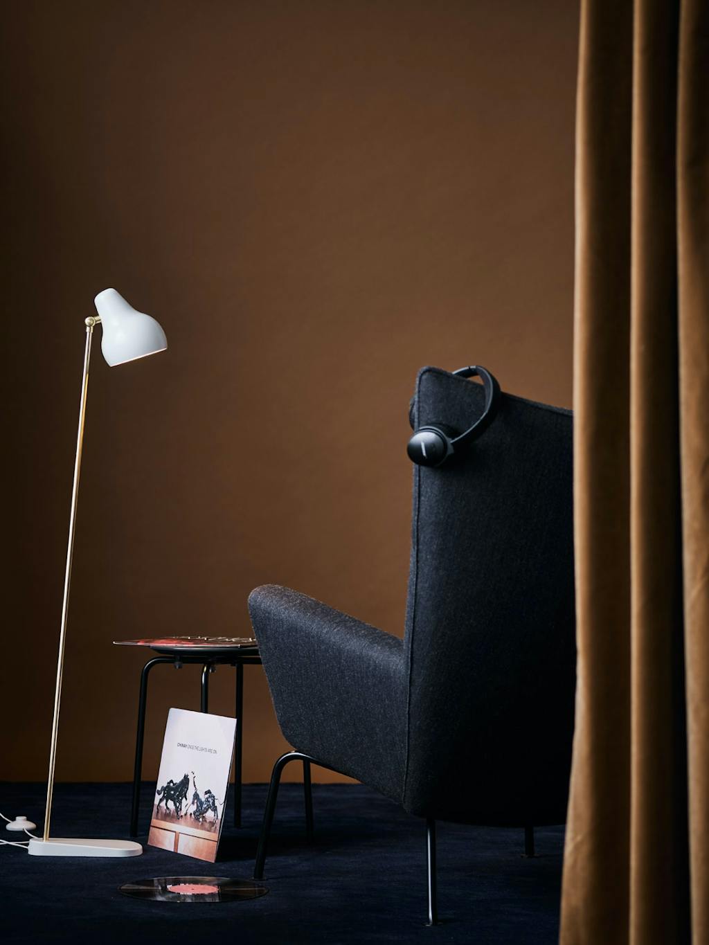 Lenestol mot brun vegg