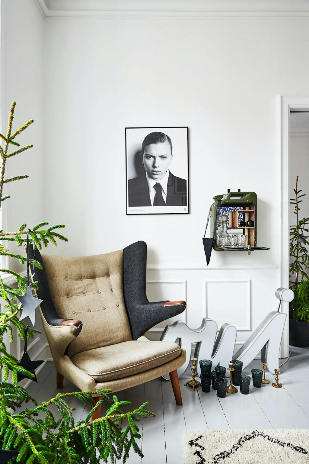 Lesekrok med Papa Bear Chair og neonskilt