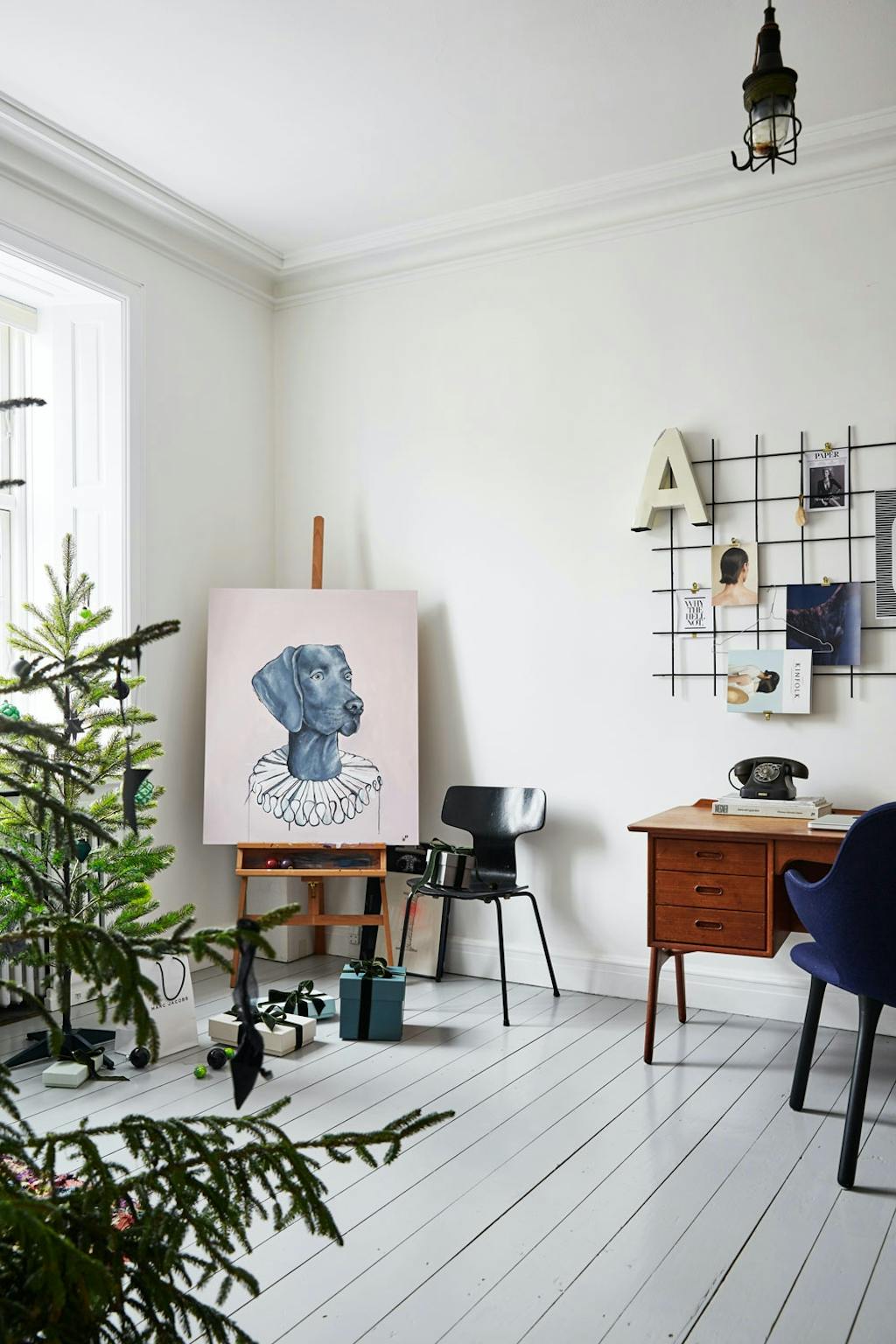 Hjemmekontor med staffeli og moodboard