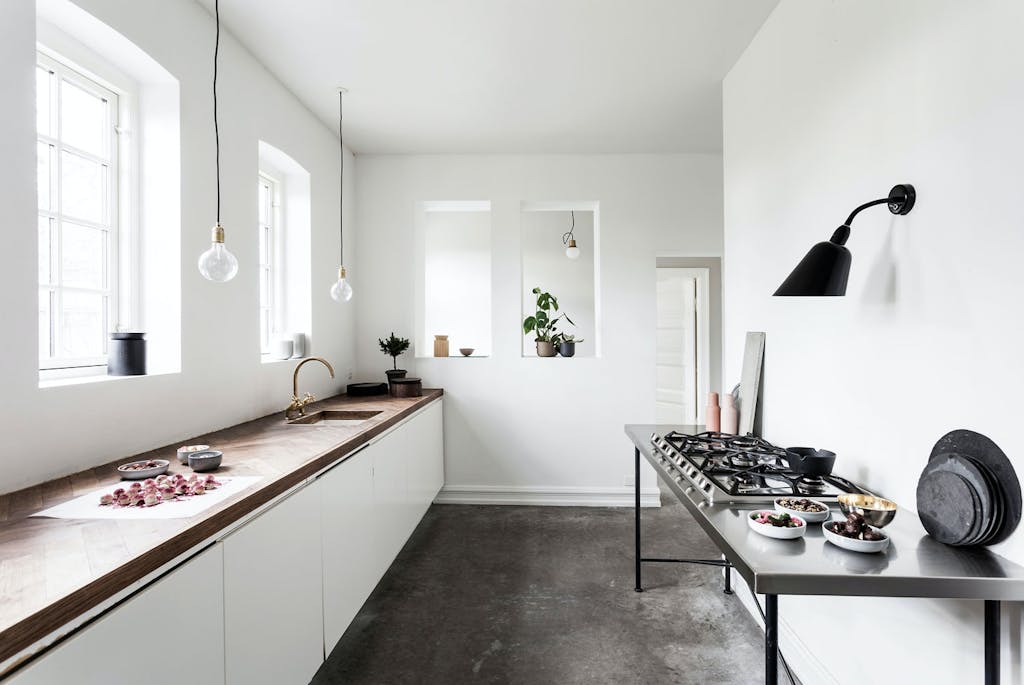 Kjøkken fra Ikea med benkeplate av fiskebeinsparkett