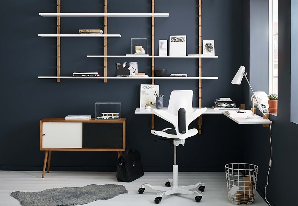Hjemmekontor med stol fra Håg og hyllesystemet Abel
