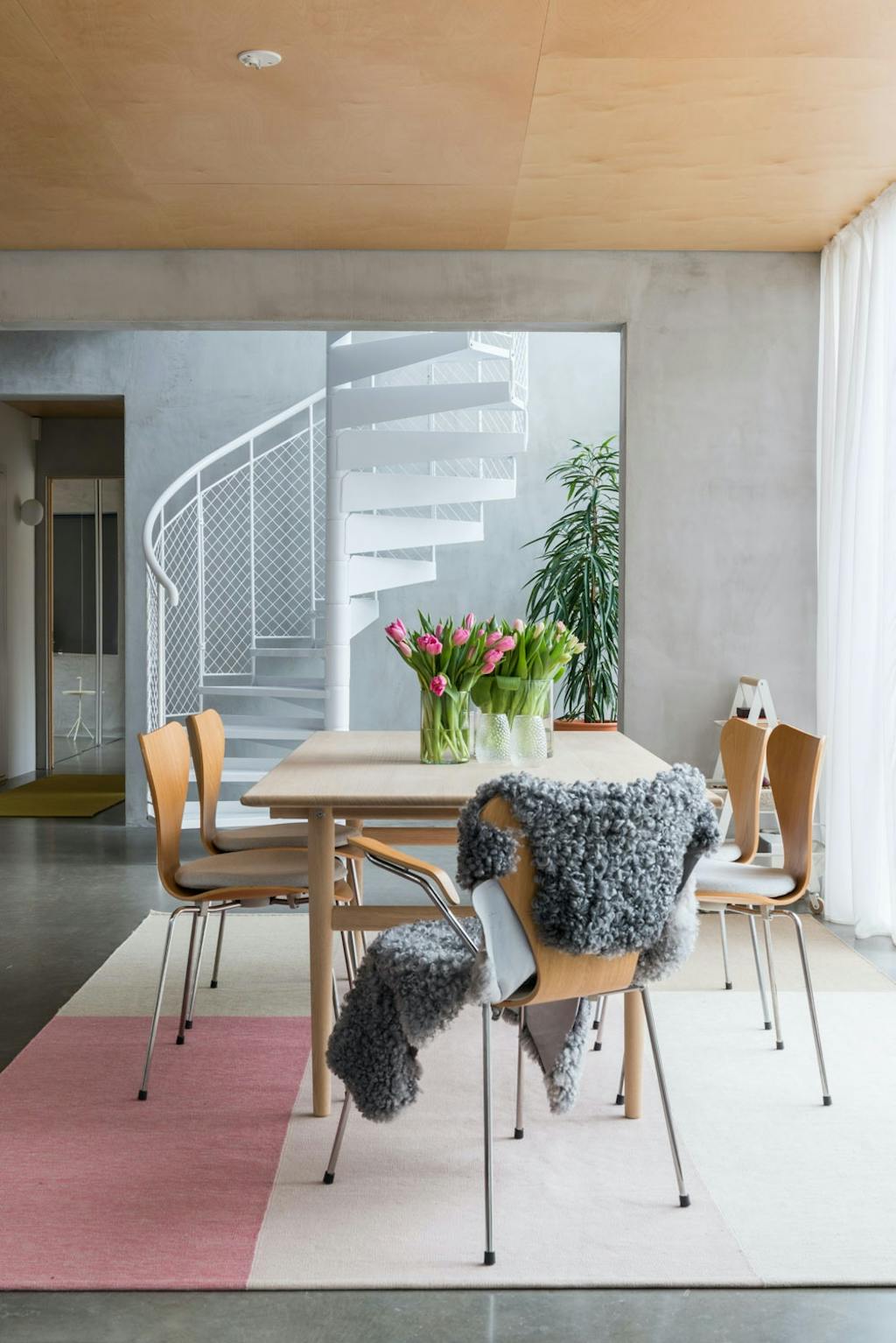 Spisestue med Wegner-stoler i arkitekttegnet bolig