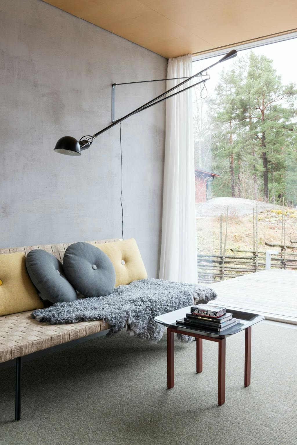 Gjesterom med betongvegg og dagseng