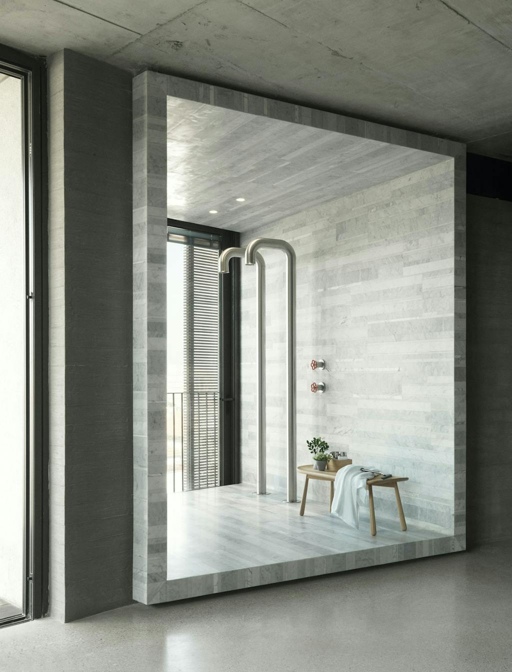 På dusjende utstilling