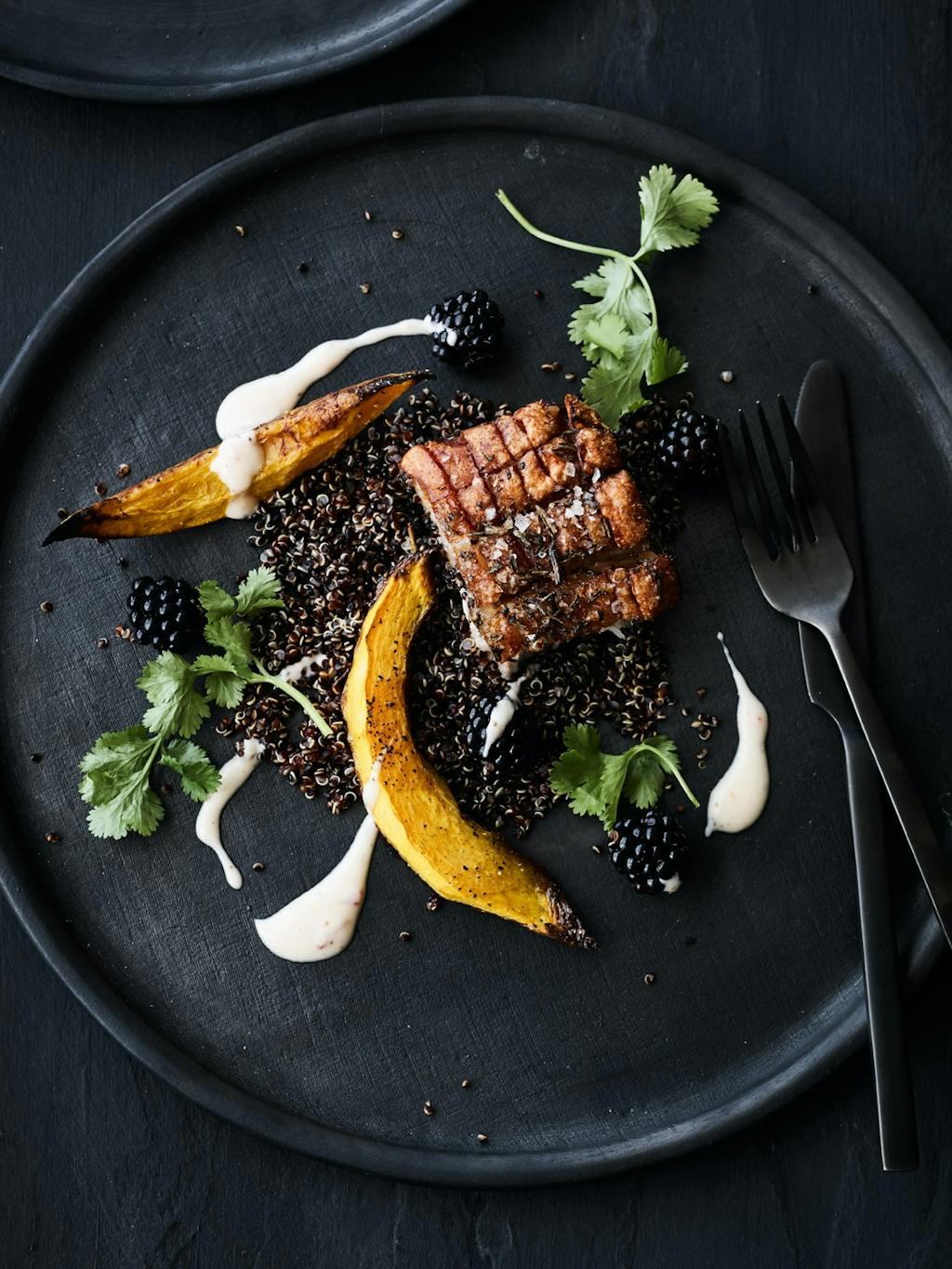 Svineribbe med quinoa, bjørnebær og gresskar