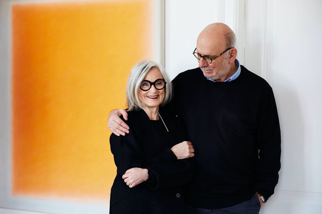 Bent Holstein og kona Mekki foran kunstverk av Freddie A. Lerche.