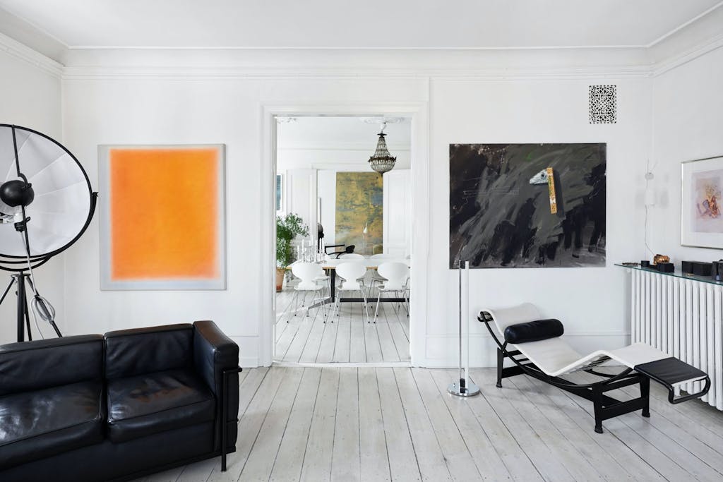 Lekker stue med interiør fra Le Corbusier, Arne Jacobsen, Eames og Mariano Fortunys fotolampe. 