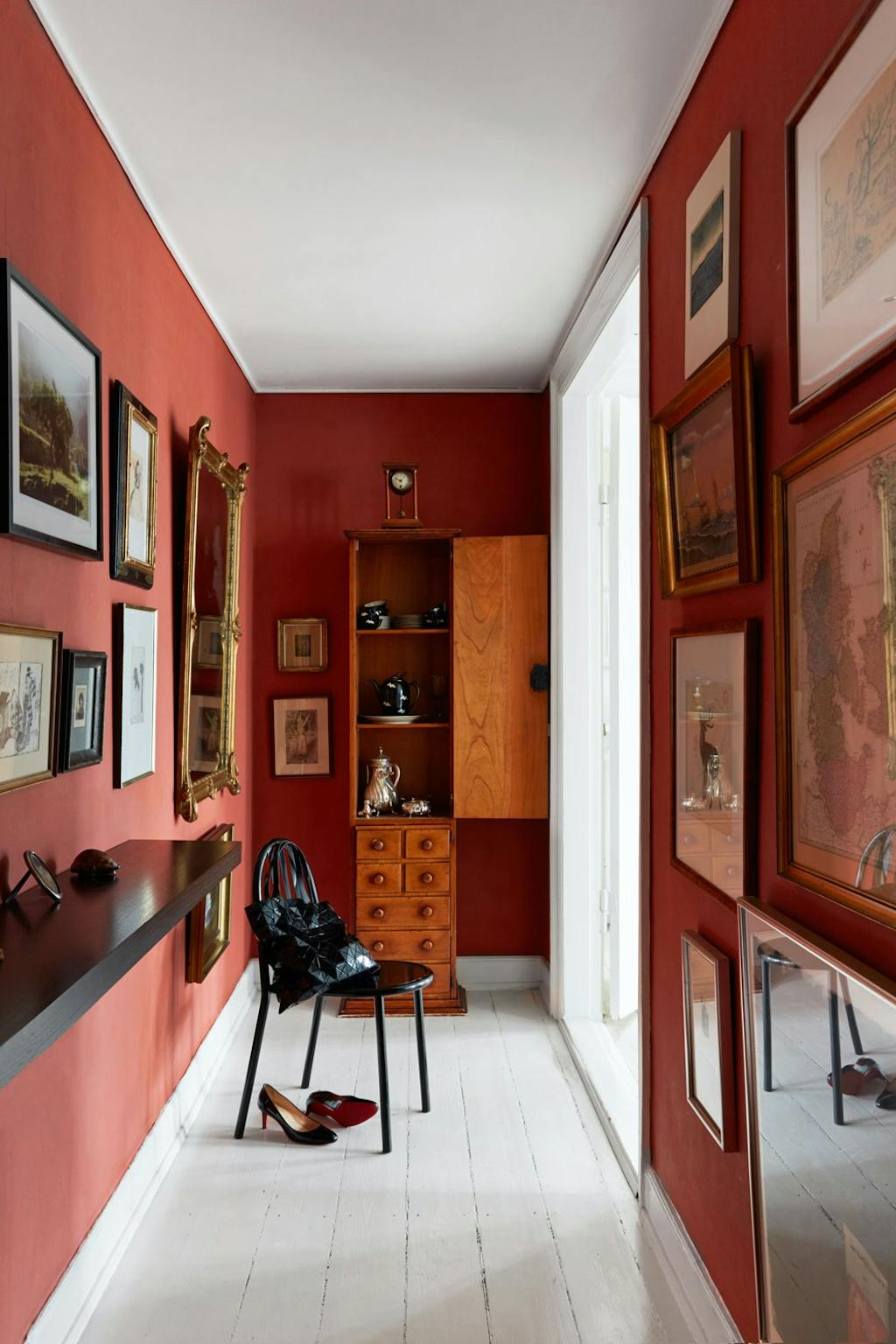 Rødmalt gang med kunst fra Rembrandt og Scherfig