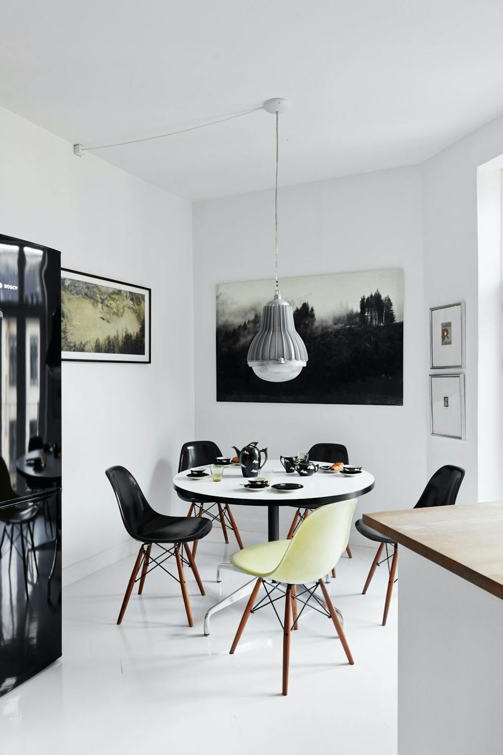 Vintage Eames-stoler på kjøkkenet