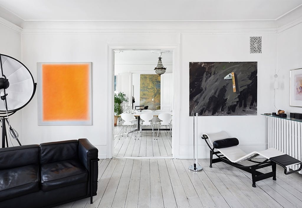 Lekker stue hos Bent Holstein, med interiør fra Le Corbusier, Arne Jacobsen, Eames og Mariano Fortunys fotolampe. 