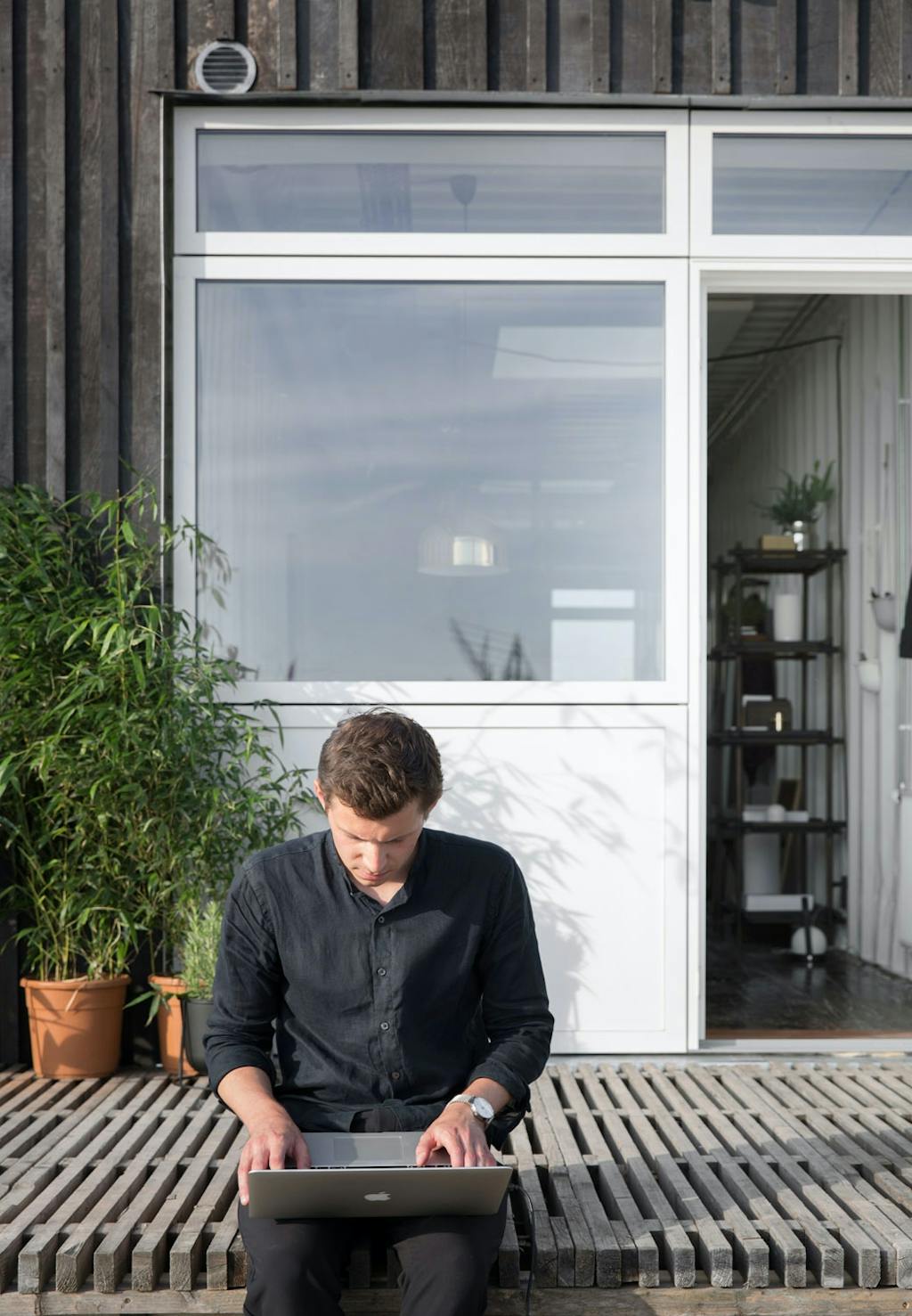 Student på trammen av sitt nye hjem.