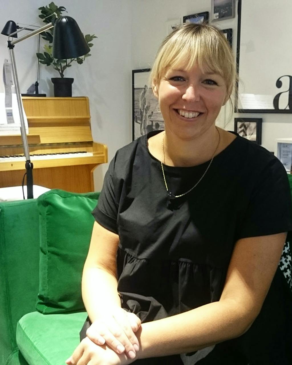 Sara Larsdotter Bendiksen er interiørdesigner og trendekspert hos Ikea. Her sitter hun i «Frogner»-leiligheten i Ikeas nye showroom på Skøyen. 